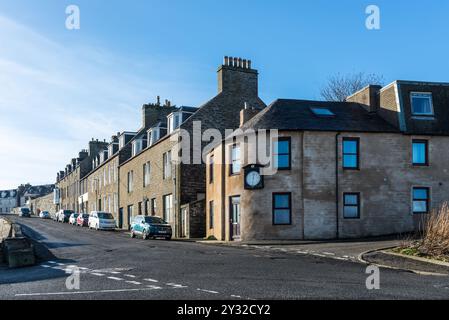 Wick, Schottland, Großbritannien - 23. Oktober 2023: Straßenblick bei Tag mit Wohnhaus und einem großen Barometer an der Wand eines Hauses in Wick, Caithness, Stockfoto