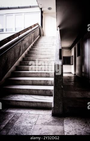 Wohnblock im kommunistischen Stil aus trostlosem Beton in Budapest, Ungarn. Stockfoto