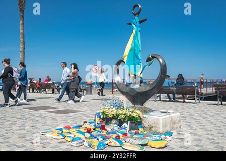 Larnaca, Zypern - 17. April 2023: Das Ankerherz-Denkmal an der Finikoudes Promenade, gestiftet von der Stadt Odessa, wurde zu einem provisorischen Denkmal zum Gedenken an die Stockfoto