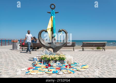 Larnaca, Zypern - 17. April 2023: Das Ankerherz-Denkmal an der Finikoudes Promenade, gestiftet von der Stadt Odessa, wurde zu einem provisorischen Denkmal zum Gedenken an die Stockfoto