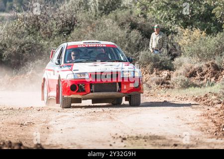 Anogyra, Zypern - 29. Januar 2023: Rallyefahrzeug fährt auf einer Feldstraße beim Anogyra Rally Sprint 2023 Stockfoto