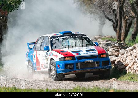 Anogyra, Zypern - 29. Januar 2023: Mitsubishi Lancer Evo III sammelt während des Anogyra Rallye-Sprints 2023 Staub auf unbefestigten Straßen Stockfoto