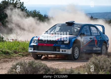 Anogyra, Zypern - 29. Januar 2023: Mitsubishi Lancer Evo III sammelt während des Anogyra Rallye-Sprints 2023 Staub auf unbefestigten Straßen Stockfoto