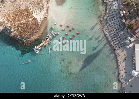 Drohnenblick von Touristen, die den Nissi Strand in Ayia Napa, Zypern, genießen Stockfoto