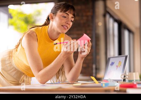 Im Büro, auf Haftnotizen schreiben, Frau Ideen für kreatives Geschäftsprojekt erarbeiten Stockfoto