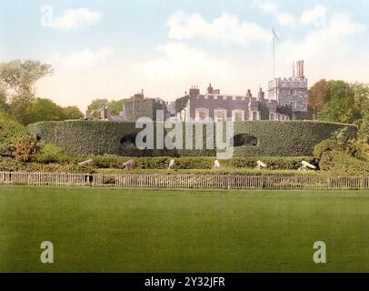 Walmer Castle in Kent, England, wurde 1539–1540 von Heinrich VIII. Als Artilleriefestung erbaut, um der Bedrohung durch eine Invasion durch Frankreich und Spanien entgegenzuwirken. / England, das 1539-1540 von Heinrich VIII. Als Artilleriefestung errichtet wurde, um der drohenden Invasion Frankreichs und Spaniens entgegenzuwirken, historisch, digital restaurierte Reproduktion von einer Vorlage aus dem 19. Jahrhundert, 1880, Datum nicht angegeben Stockfoto