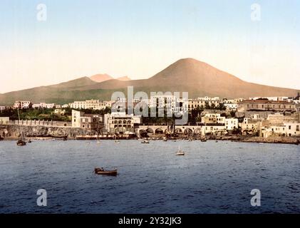 Vesuv, mit Torre de Creco, Torre del Greco, Neapel, Italien / Mount Vesuv, mit Torre de Creco, Neapel, Italien, historisch, digital restaurierte Rep Stockfoto