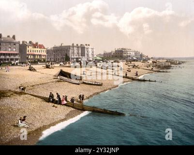 Der Strand mit Blick nach Osten, Worthing, England / The Beach Looking East, England, Historisch, digital restaurierte Reproduktion von einer Vorlage aus dem 19. Jahrhundert, 1880, Datum nicht angegeben Stockfoto