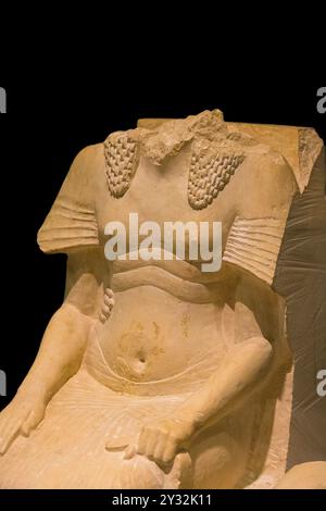 Ägypten, Luxor Museum, Detail der Doppelstatue von Horemheb und seiner Frau, aus seinem Grab in Sakkara: Horemheb. Stockfoto