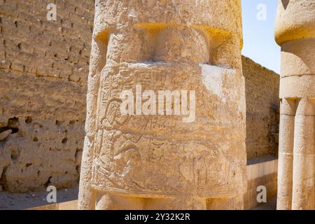 Ägypten, Sakkara, Grab von Horemheb, Relief auf einer Säule im zweiten Hof: Horemheb betet. Stockfoto