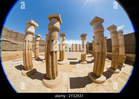 Ägypten, Sakkara, Grabmal des Neuen Königreichs von Horemheb, Säulen im zweiten Hof (Fischaugenlinse). Stockfoto