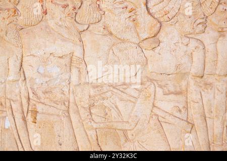 Ägypten, Sakkara, Grab von Horemheb, Innenzimmer, Ostmauer Südseite, ausländische Gefangene (Levantiner, Nubier) und ein ägyptischer Soldat. Stockfoto