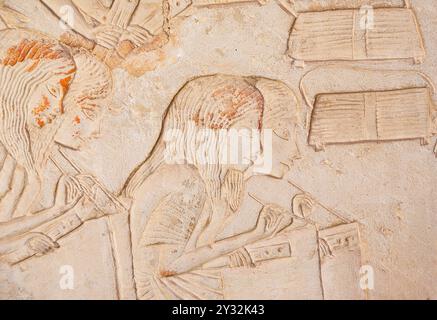 Ägypten, Sakkara, Grab von Horemheb, Innenraum, Ostwand, Südseite, Schriftsteller. Stockfoto