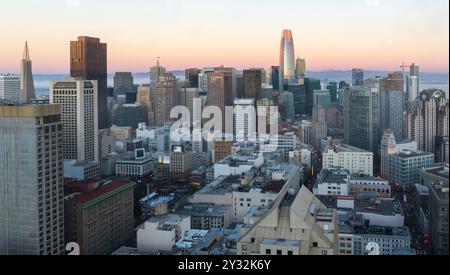 Mondaufgang über San Francisco Downtown über Nob Hill Viertel. Stockfoto