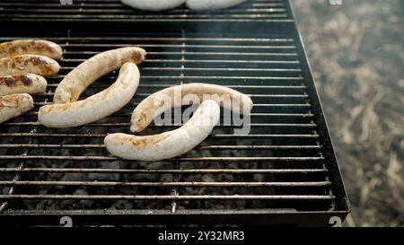 Kupaty wird im Freien gegrillt. Grillen verschiedener Wurstsorten, trockenes und frisches Fleisch auf einem offenen Grill. Stockfoto