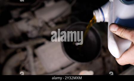 Ein Mitarbeiter überprüft den Ölstand im Fahrzeug. Der Mitarbeiter überprüft den Motorölstand, der Autoservice. Stockfoto