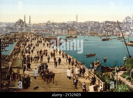 Blick aus der Vogelperspektive auf viele Fußgänger und eine Pferdekutsche auf der Galata-Brücke, die Goldene Horn bei Eminönü, Istanbul, Türkei, überspannt, mit Minaretten und Moscheen im Hintergrund, Ansicht aus 1885, historisch, digital restaurierte Reproduktion von einer Vorlage aus dem 19. Jahrhundert, Datum nicht angegeben Stockfoto