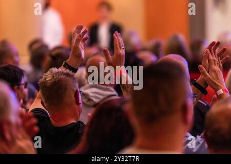 11. September 2024, Brandenburg, Forst (Lausitz): Menschen applaudieren bei einer AfD-Wahlkampfveranstaltung in Brandenburg. Die Wahl zum brandenburgischen landtag findet am 22. September 2024 statt. Foto: Frank Hammerschmidt/dpa Stockfoto