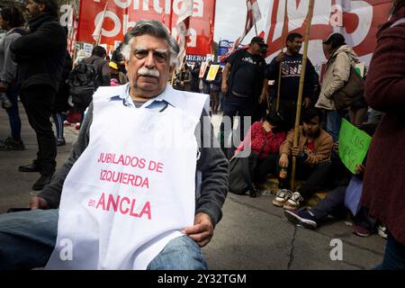 Buenos Aires, Argentinien. September 2024. Ein linker Parteiprotestierer sitzt bei der Demonstration. Rentner und soziale Organisationen protestieren vor dem Nationalkongress gegen das Veto des Präsidenten gegen das Gesetz, das die Renten für Rentner erhöht. Quelle: SOPA Images Limited/Alamy Live News Stockfoto