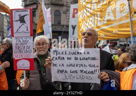 Buenos Aires, Argentinien. September 2024. Zwei Rentner protestieren mit Zeichen gegen Mileis Veto. Rentner und soziale Organisationen protestieren vor dem Nationalkongress gegen das Veto des Präsidenten gegen das Gesetz, das die Renten für Rentner erhöht. Quelle: SOPA Images Limited/Alamy Live News Stockfoto