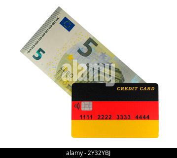 Plastikkreditkarte mit deutscher Flagge auf einer 5-Euro-Banknote isoliert auf weißem Hintergrund (Nahaufnahme) Stockfoto