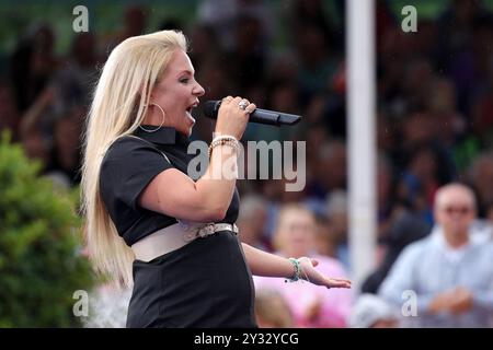 Marina Marx - immer wieder sonntags 2024, Folge 12 Marina Marx. ARD-Unterhaltungsshow immer wieder Sonntags. TV-Aufzeichnung und Live-Übertragung vom 08.09.2024 aus dem Wasserpark Rulantica, Rust. Baden-Württemberg, Deutschland. *** Marina Marx immer wieder Sonntags 2024, Episode 12 Marina Marx ARD Entertainment Show immer wieder Sonntags TV-Aufnahme und Live-Übertragung vom 08 09 2024 aus dem Wasserpark Rulantica, Rust Baden Württemberg, Deutschland Stockfoto