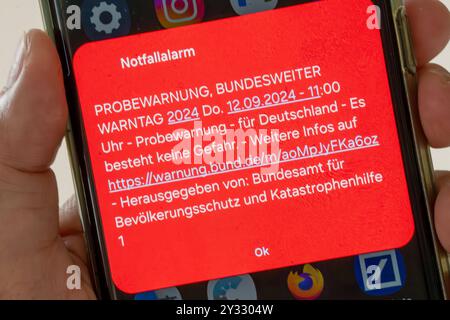 Bundesweiter Warntag 2024, Probealarm, Warnung auf dem Smartphone, 12. September 2024 Deutschland, Überlingen, 12. September 2024, bundesweiter Warntag, Notfallalarm, Probewarnung auf einem Smartphone in Baden-Württemberg, Warnmeldung um 11 Uhr auf einem Smartphone Bildschirm von Samsung, herausgegeben vom Bundesamt für Bevölkerungsschutz und Katastrophenhilfe, Symbolfoto für das Katastrophen-Warnsystem, Probealarm, Cell Broadcast, Funktionsfähigkeit der Warnsysteme werden überprüft, Smartphone-Nutzer werden als Test über Gefahren und Katastrophen gewarnt, keine Gefahr, Katastrophenschutz, *** Stockfoto