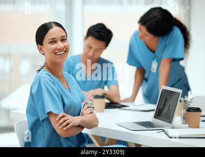 Frau, Medizinstudentin und Arme gekreuzt mit Laptop auf Teamarbeit und Zusammenarbeit für Forschung. Menschen, Universitätslerner und glücklich im Porträt mit Stockfoto