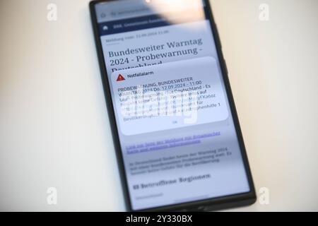 Deutschland - Bundesweiter Warntag 2024 12.09.2024 um 11 Uhr Leipzig im Foto: Test-Warnmeldung auf einem Smartphone zum Bundesweiten Warntag 2024 in Deutschland Leipzig Sachsen Deutschland *** Deutschland bundesweiter Warntag 2024 12 09 2024 um 11 Uhr Leipzig im Foto Test-Warnmeldung auf einem Smartphone zum bundesweiten Warntag 2024 in Deutschland Leipzig Sachsen Deutschland Copyright: XEHLxMedia/BjörnxStachx 20240912 probewarnung-cellBroadcast 1 Stockfoto