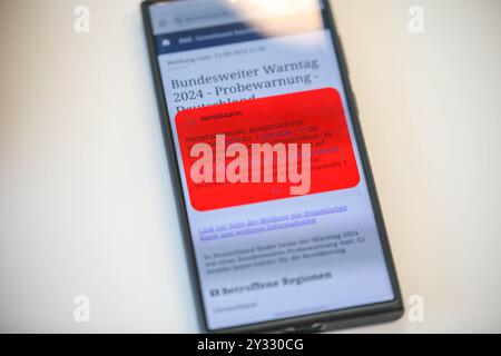 Deutschland - Bundesweiter Warntag 2024 12.09.2024 um 11 Uhr Leipzig im Foto: Test-Warnmeldung auf einem Smartphone zum Bundesweiten Warntag 2024 in Deutschland Leipzig Sachsen Deutschland *** Deutschland bundesweiter Warntag 2024 12 09 2024 um 11 Uhr Leipzig im Foto Test-Warnmeldung auf einem Smartphone zum bundesweiten Warntag 2024 in Deutschland Leipzig Sachsen Deutschland Copyright: XEHLxMedia/BjörnxStachx 20240912 probewarnung-cellBroadcast 2 Stockfoto