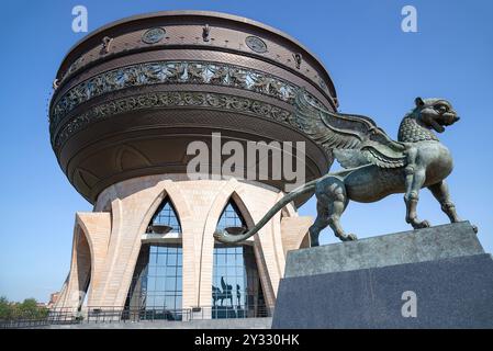 KASAN, RUSSLAND - 01. SEPTEMBER 2024: Skulptur eines geflügelten Leoparden im Familienzentrum Kasan. Republik Tatarstan, Russland Stockfoto