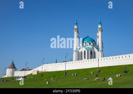 KASAN, RUSSLAND - 01. SEPTEMBER 2024: Sonniger Tag an den Mauern des Kasaner Kremls, Republik Tatarstan, Russland Stockfoto