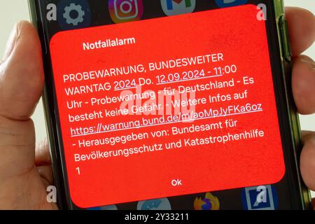 Bundesweiter Warntag 2024, Probealarm, Warnung auf dem Smartphone, 12. September 2024 Deutschland, 12. September 2024, bundesweiter Warntag, Probewarnung auf einem Smartphone in Baden-Württemberg, Notfallalarm, Warnmeldung um 11 Uhr auf einem Smartphone Bildschirm, Symbolfoto für das Katastrophen-Warnsystem, Probealarm, Cell Broadcast, Funktionsfähigkeit der Warnsysteme werden überprüft, Smartphone-Nutzer werden als Test über Gefahren und Katastrophen gewarnt, keine Gefahr, Katastrophenschutz, *** bundesweiter Warntag 2024, Testalarm, Warnung auf Smartphone, 12. September 2024 Deutschland, Septe Stockfoto