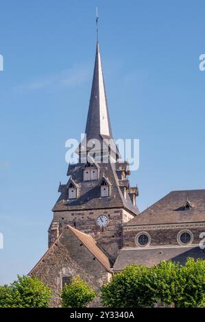 Die normannische Kirche Eglise Saint-Pierre in Clécy verfügt über einen Turm mit Glockenöffnungen, Normandie, Frankreich Stockfoto