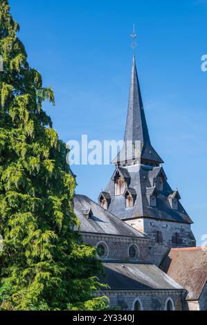 Die normannische Kirche Eglise Saint-Pierre in Clécy verfügt über einen Turm mit Glockenöffnungen, Normandie, Frankreich Stockfoto