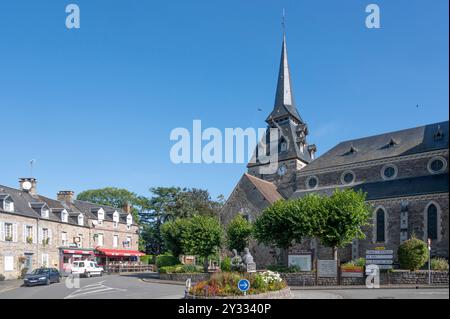 Die normannische Kirche Eglise Saint-Pierre in Clécy verfügt über einen Turm mit Glockenöffnungen, Normandie, Frankreich Stockfoto