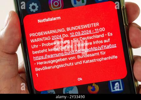 Bundesweiter Warntag 2024, Probealarm, Warnung auf dem Smartphone, 12. September 2024 Deutschland, Überlingen, 12. September 2024, bundesweiter Warntag, Notfallalarm, Probewarnung auf einem Smartphone in Baden-Württemberg, Warnmeldung um 11 Uhr auf einem Smartphone Bildschirm von Samsung, herausgegeben vom Bundesamt für Bevölkerungsschutz und Katastrophenhilfe, Symbolfoto für das Katastrophen-Warnsystem, Probealarm, Cell Broadcast, Funktionsfähigkeit der Warnsysteme werden überprüft, Smartphone-Nutzer werden als Test über Gefahren und Katastrophen gewarnt, keine Gefahr, Katastrophenschutz, *** Stockfoto