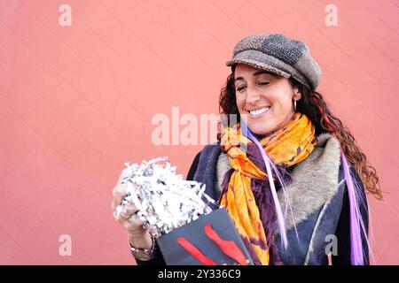 Porträt einer hübschen Frau, die Weihnachtsschmuck ansieht. Neujahrsfeier Stockfoto