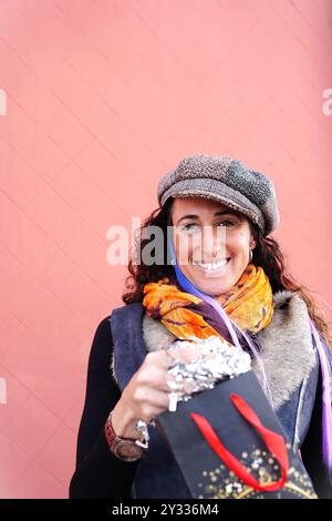 Eine hübsche Frau, die Weihnachten für eine Silvesterparty einkauft. Stockfoto