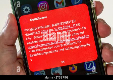 Bundesweiter Warntag 2024, Probealarm, Warnung auf dem Smartphone, 12. September 2024 Deutschland, Überlingen, 12. September 2024, bundesweiter Warntag, Notfallalarm, Probewarnung auf einem Smartphone in Baden-Württemberg, Warnmeldung um 11 Uhr auf einem Smartphone Bildschirm von Samsung, herausgegeben vom Bundesamt für Bevölkerungsschutz und Katastrophenhilfe, Symbolfoto für das Katastrophen-Warnsystem, Probealarm, Cell Broadcast, Funktionsfähigkeit der Warnsysteme werden überprüft, Smartphone-Nutzer werden als Test über Gefahren und Katastrophen gewarnt, keine Gefahr, Katastrophenschutz, *** Stockfoto