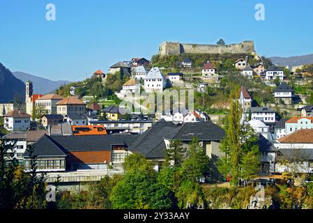 Aus der Vogelperspektive auf die Altstadt von Jajce: Gebäude im traditionellen bosnischen Stil, Glockenturm, ESMA Sultana Moschee und eine Burg auf einem Hügel Stockfoto