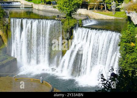 Luftaufnahme des Pliva-Wasserfalls. Landschaft mit der Hauptattraktion von Jajce (Bosnien und Herzegowina): Ein hoher Wasserfall im Zentrum der Stadt Stockfoto