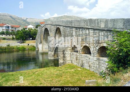 Arslanagische Brücke (Perovic) - Blick vom Ufer Trebišnjica an einem sonnigen Sommertag. Osmanisches architektonisches Erbe in Trebinje, Bosnien und Herzegowina Stockfoto