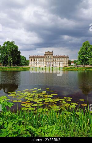 Europa, Deutschland, Mecklenburg-Vorpommern, Ludwigslust, Schloss Ludwigslust, Startseite mit Seerosenteich, erbaut 1772 bis 1776 für Herzog Friedrich Stockfoto