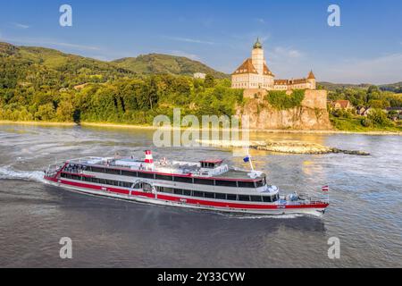 Panorama des Wachautals mit Schloss Schönbühel über der Donau gegen Touristenboot in Niederösterreich, Österreich. Stockfoto