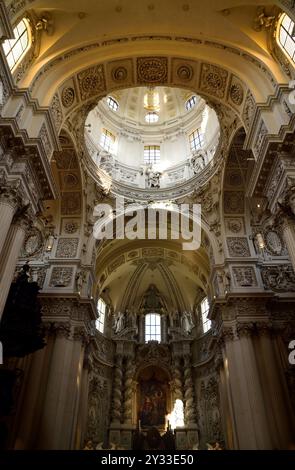 Europa, Deutschland, Bayern, München, Odeonsplatz, Theatinenkirche von 1663, St. Cajetan, Gründer des Theatinerordens, Innenaufnahme, Blick zum Altar Stockfoto