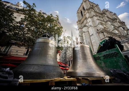 Acht Glocken kehren am 12. September 2024 in den nördlichen Glockenturm der Kathedrale Notre-Dame de Paris im Zentrum von Paris, Frankreich, zurück. Von „Gabriel“ mit einem Gewicht von mehr als vier Tonnen bis hin zum kleineren „Jean-Marie“, benannt zu Ehren von Kardinal lustiger: Am 12. September begrüßt Notre-Dame de Paris die acht Glocken in seinem nördlichen Glockenturm, weniger als drei Monate vor der Wiedereröffnung der Kathedrale. Diese acht Glocken, die die Namen von Persönlichkeiten tragen, die das Leben der Diözese und der Kirche kennzeichneten, wurden im Juli 2023 entfernt, um die Restaurierung des Nordturms zu ermöglichen, der von den Flammen des Riesen betroffen war Stockfoto