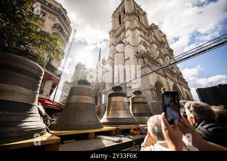 Acht Glocken kehren am 12. September 2024 in den nördlichen Glockenturm der Kathedrale Notre-Dame de Paris im Zentrum von Paris, Frankreich, zurück. Von „Gabriel“ mit einem Gewicht von mehr als vier Tonnen bis hin zum kleineren „Jean-Marie“, benannt zu Ehren von Kardinal lustiger: Am 12. September begrüßt Notre-Dame de Paris die acht Glocken in seinem nördlichen Glockenturm, weniger als drei Monate vor der Wiedereröffnung der Kathedrale. Diese acht Glocken, die die Namen von Persönlichkeiten tragen, die das Leben der Diözese und der Kirche kennzeichneten, wurden im Juli 2023 entfernt, um die Restaurierung des Nordturms zu ermöglichen, der von den Flammen des Riesen betroffen war Stockfoto