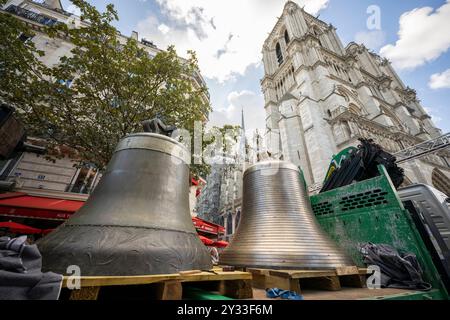 Acht Glocken kehren am 12. September 2024 in den nördlichen Glockenturm der Kathedrale Notre-Dame de Paris im Zentrum von Paris, Frankreich, zurück. Von „Gabriel“ mit einem Gewicht von mehr als vier Tonnen bis hin zum kleineren „Jean-Marie“, benannt zu Ehren von Kardinal lustiger: Am 12. September begrüßt Notre-Dame de Paris die acht Glocken in seinem nördlichen Glockenturm, weniger als drei Monate vor der Wiedereröffnung der Kathedrale. Diese acht Glocken, die die Namen von Persönlichkeiten tragen, die das Leben der Diözese und der Kirche kennzeichneten, wurden im Juli 2023 entfernt, um die Restaurierung des Nordturms zu ermöglichen, der von den Flammen des Riesen betroffen war Stockfoto