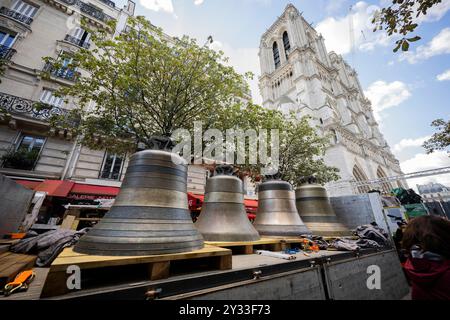 Acht Glocken kehren am 12. September 2024 in den nördlichen Glockenturm der Kathedrale Notre-Dame de Paris im Zentrum von Paris, Frankreich, zurück. Von „Gabriel“ mit einem Gewicht von mehr als vier Tonnen bis hin zum kleineren „Jean-Marie“, benannt zu Ehren von Kardinal lustiger: Am 12. September begrüßt Notre-Dame de Paris die acht Glocken in seinem nördlichen Glockenturm, weniger als drei Monate vor der Wiedereröffnung der Kathedrale. Diese acht Glocken, die die Namen von Persönlichkeiten tragen, die das Leben der Diözese und der Kirche kennzeichneten, wurden im Juli 2023 entfernt, um die Restaurierung des Nordturms zu ermöglichen, der von den Flammen des Riesen betroffen war Stockfoto
